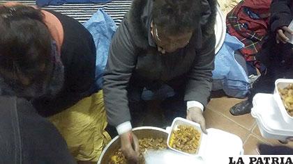 Voluntarios llevaron ají de fideo para los marchistas