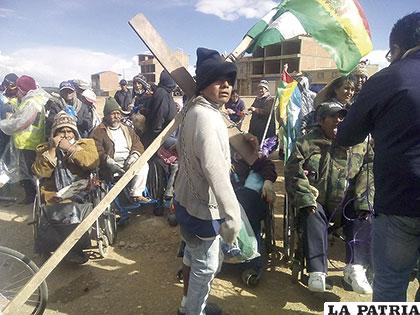 Wilson Irala Padilla, llevando la cruz a cuestas junto a una cadena
