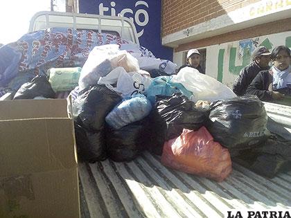 Otra parte de la donación de las personas de Oruro para los discapacitados