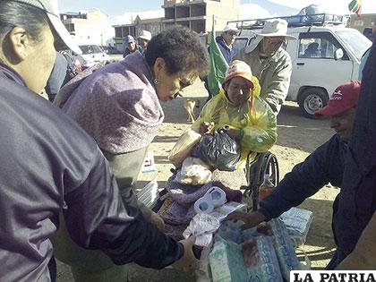Clotilde Calancha entregando algunos víveres