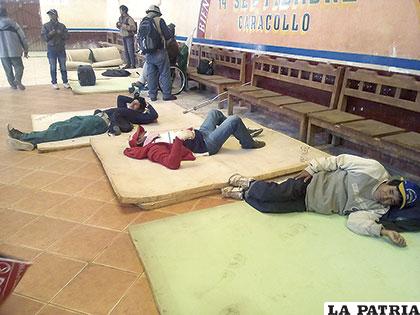 Discapacitados en esponjas que sirven de colchones para descansar