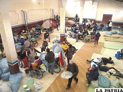 Los discapacitados recibiendo almuerzo en el salón donde fueron acogidos en Caracollo