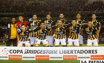El plantel de The Strongest que se presentó en El Monumental de Núñez /APG