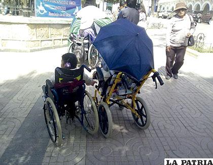 Niños con discapacidad en vigilia en el kiosco de la Plaza de Armas