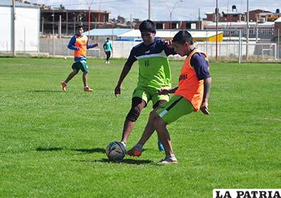 Durante la práctica de fútbol de los jugadores de EM Huanuni