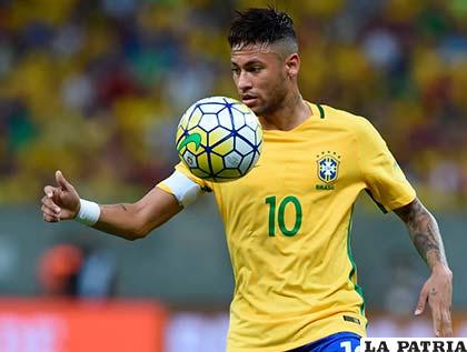 Neymar es figura y capitán de la selección brasileña