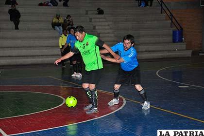 Paniagua, de Fagon, domina el balón ante la marca de Tapia, de Importadora Ortiz
