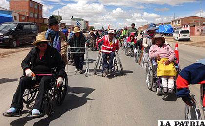 Caravana saliendo de Caracollo hacia La Paz