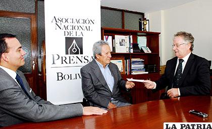 El presidente de la ANP, Pedro Rivero Jordán, entrega la carta de designación a Humberto Vacaflor /ANP