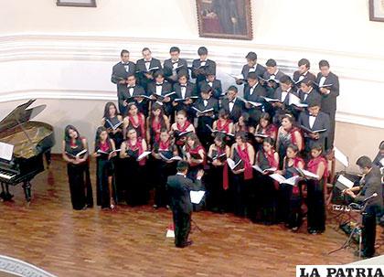 Diferentes coros universitarios fueron parte del festival