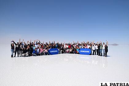 Los nuevos Samsung Galaxy S7 fueron presentados en el imponente salar de Uyuni