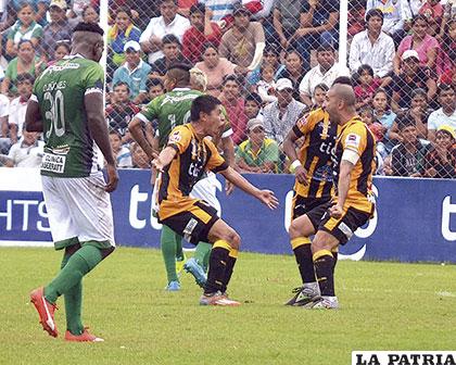 Diego Wayar y Ernesto Cristaldo celebran el gol 