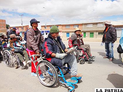 Pese a inclemencias del tiempo, los discapacitados siguen firmes en la marcha