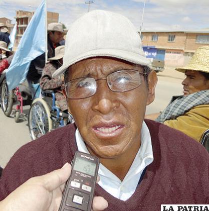 Primo Apaza Quinteros: Estamos empezando nuevamente la caravana porque el diálogo se interrumpió, debemos avanzar hasta llegar a la sede de Gobierno porque no nos hacen caso, queremos tener una renta de 500 bolivianos porque no podemos caminar, en muchos casos los dirigentes se aprovecharon de nosotros ahora eso ya no aceptamos, es para todos