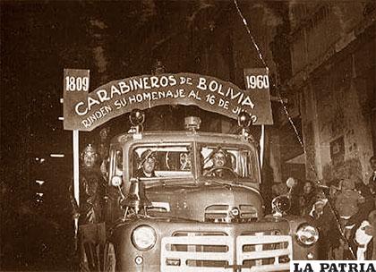 Carabineros rinden su homenaje a La Paz en 1960