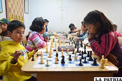 Niños de la categoría Sub-6 en plena competencia