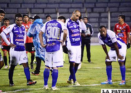 Molestos los jugadores de Sport Boys por el resultado en contra /APG