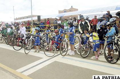 La concentración de los ciclistas de distintas categorías, previo al certamen