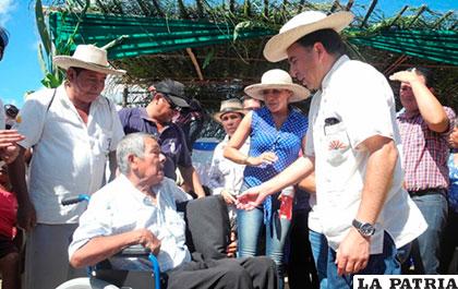 Juan Ramón Quintana, ministro de la Presidencia, junto a personas con discapacidad /ANF