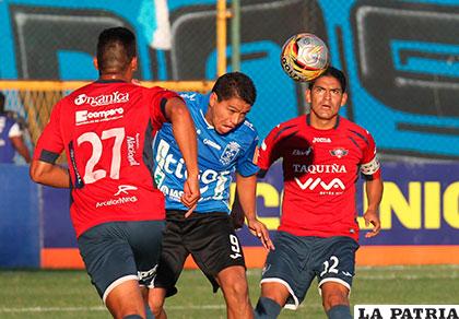 Saucedo intenta de cabeza ante la marca de Díaz y Zenteno /APG