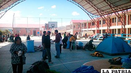 A pesar del mal tiempo y sobretodo la lluvia, los discapacitados coincidieron en que ni la lluvia impedirá que lleguen a la sede de Gobierno para lograr que se efectivice el pago mensual de 500 bolivianos a este sector.
El presidente de la Confederación Nacional de la Persona con Discapacidad, David Cayo, manifestó que a pesar de los duros momentos que les tocó pasar cuando les sorprendió la lluvia en el camino Caracollo-La Paz, en la víspera, el apoyo de la ciudadanía de Oruro, les levantó el ánimo para seguir adelante.
