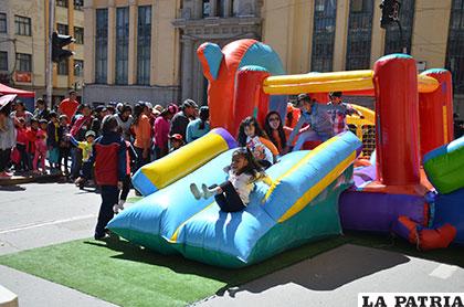 Niños divirtiéndose en uno de los juegos en la plaza 10 de Febrero