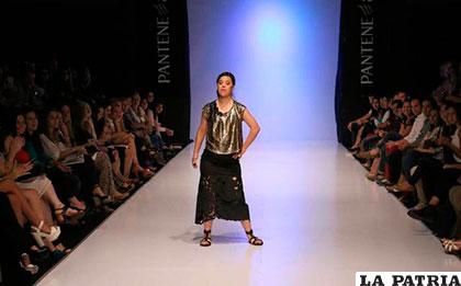 La modelo Karen Cano, con síndrome de Down, camina por la pasarela /elnuevoherald.com