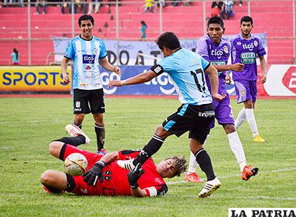 Nelvin Soliz intenta superar al portero Henry Lapczyk /APG