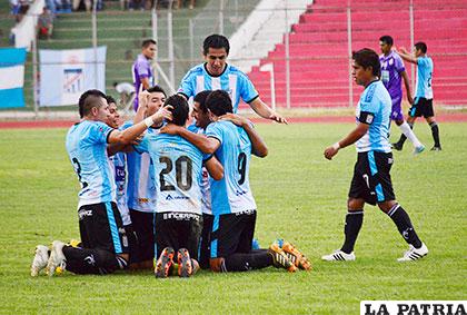 El festejo de los futbolistas de Ciclón /APG