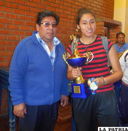 Espinoza entrega a Natalia Grandy de Economía el trofeo de campeón