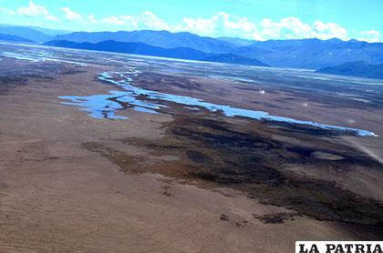 Se observa donde se pierden las aguas que deberían llegar al lago Poopó