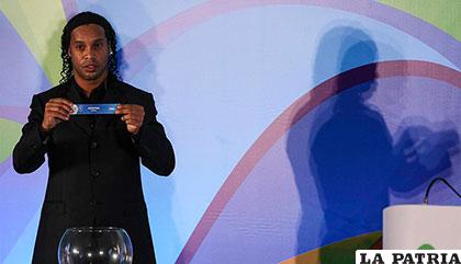 Ronaldinho fue la principal figura invitada para el sorteo de los grupos en el fútbol para los Juegos Olímpicos Río 2016 /peru.com