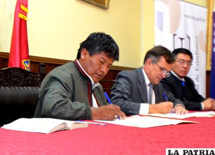 Firma de convenio macro entre el INE y la Gobernación de Oruro