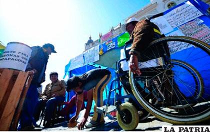 Personas con discapacidad están en vigilia /Página Siete