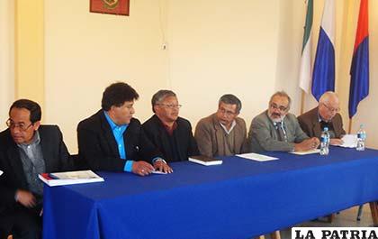 Autoridades universitarias junto a los pares evaluadores