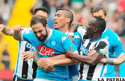 La molestia de Higuaín cuando fue expulsado en el cotejo ante Udinese