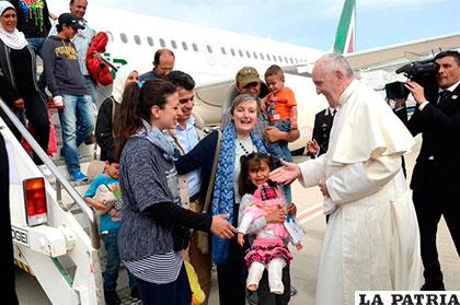 Papa se lleva a Roma a doce refugiados