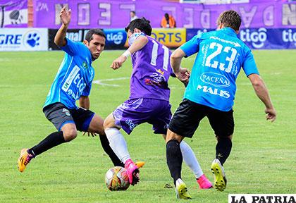 Roly Sejas y Dustin Maldonado, en la disputa de la pelota /APG