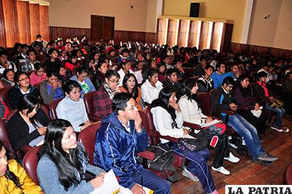 Universitarios pueden proseguir con sus estudios superiores con becas del Estado