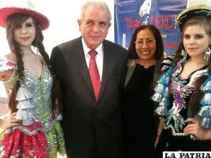 El alcalde de Miami con modelos del Centro Cultural Masis