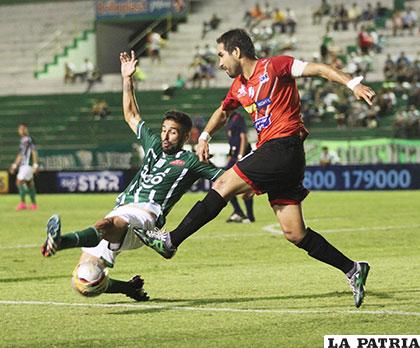 Ignacio García rechaza el balón ante la llegada de su adversario /APG