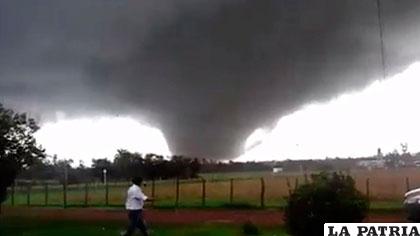 Inusual tornado sorprendió a los habitantes de Dolores en Uruguay