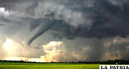 Un fenómeno natural visualmente hermoso, pero devastador en la ciudad de Dolores-Uruguay