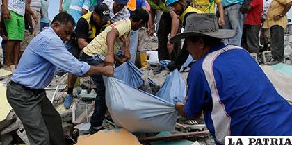 Ecuador vive horas dramáticas en el rescate de las víctimas fatales que ya pasaron las dos centenas /elnuevodia.com