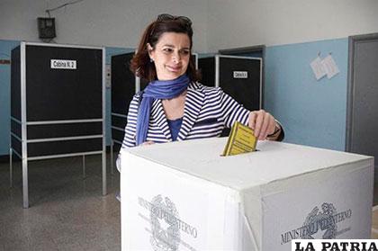 Laura Boldrini, presidenta de la Cámara de Diputados de Italia, vota en el referéndum /EFE