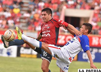 Iván Huayhuata y Marcelo Gomes en la disputa del balón /APG