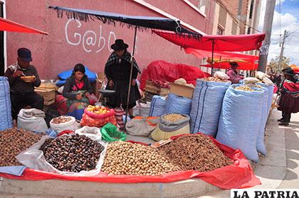 Gran cantidad de comerciantes se instalan en la feria Oruro Moderno