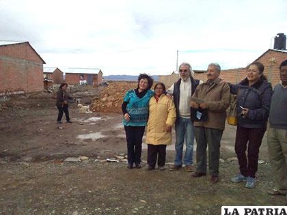 La familia Sierra junto a Fray Jairo de Jesús Salazar delante el terreno donado