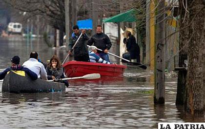 Familias salen de sus hogares en canoas por inundaciones /Publimetro/Archivo