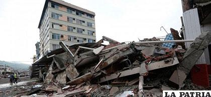 Continúan sumándose las muertes luego del terremoto en Ecuador /AYUDAENACCION.ORG